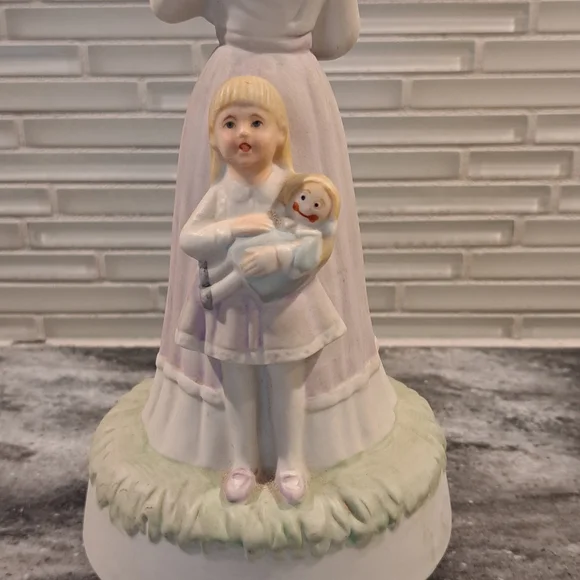 US Gallery of Art "Mary Anne" 1984 Mother Baby Child Music Box Porcelain Figure - Picture 3 of 6